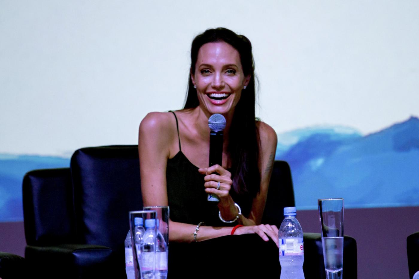 Angelina Jolie, look total black al Cambodian Film Fest FOTO