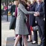 Kate Middleton, cappottino Reiss e abito Emilia Wickstead FOTO