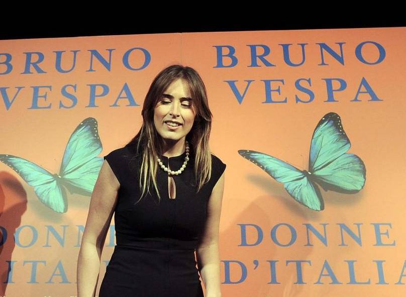 Maria Elena Boschi look: tubino nero aderente FOTO 6