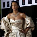 Rihanna, scollatura estrema e abito da sogno FOTO