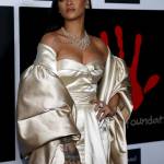Rihanna, scollatura estrema e abito da sogno FOTO