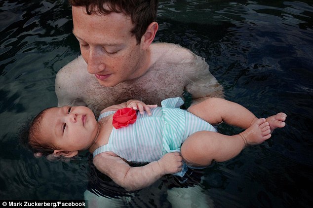 Facebook, Marc Zuckerberg nuova FOTO: fa bagnetto con Max3