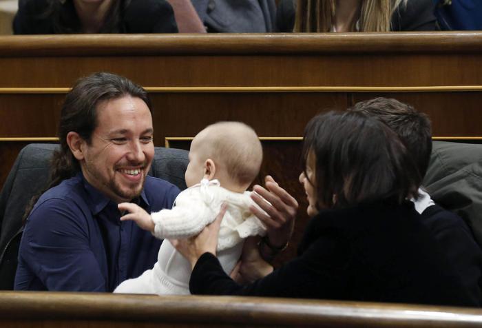 Pablo Iglesias, leader Podemos col bebè in braccio in Parlamento FOTO3
