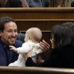 Pablo Iglesias, leader Podemos col bebè in braccio in Parlamento FOTO4