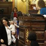 Pablo Iglesias, leader Podemos col bebè in braccio in Parlamento FOTO