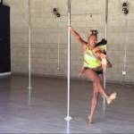 Pole dance mentre allatta: Ashley Wright mamma multitasking