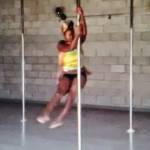 Pole dance mentre allatta: Ashley Wright mamma multitasking3