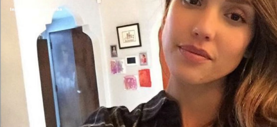 selfie di Jessica Alba è davvero da brivido. L'attrice ha postato su Instagram una foto che la ritrae in primo piano, ma sullo sfondo si nota qualcosa di davvero curioso