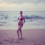 Anne Hathaway incinta: FOTO col pancione al mare