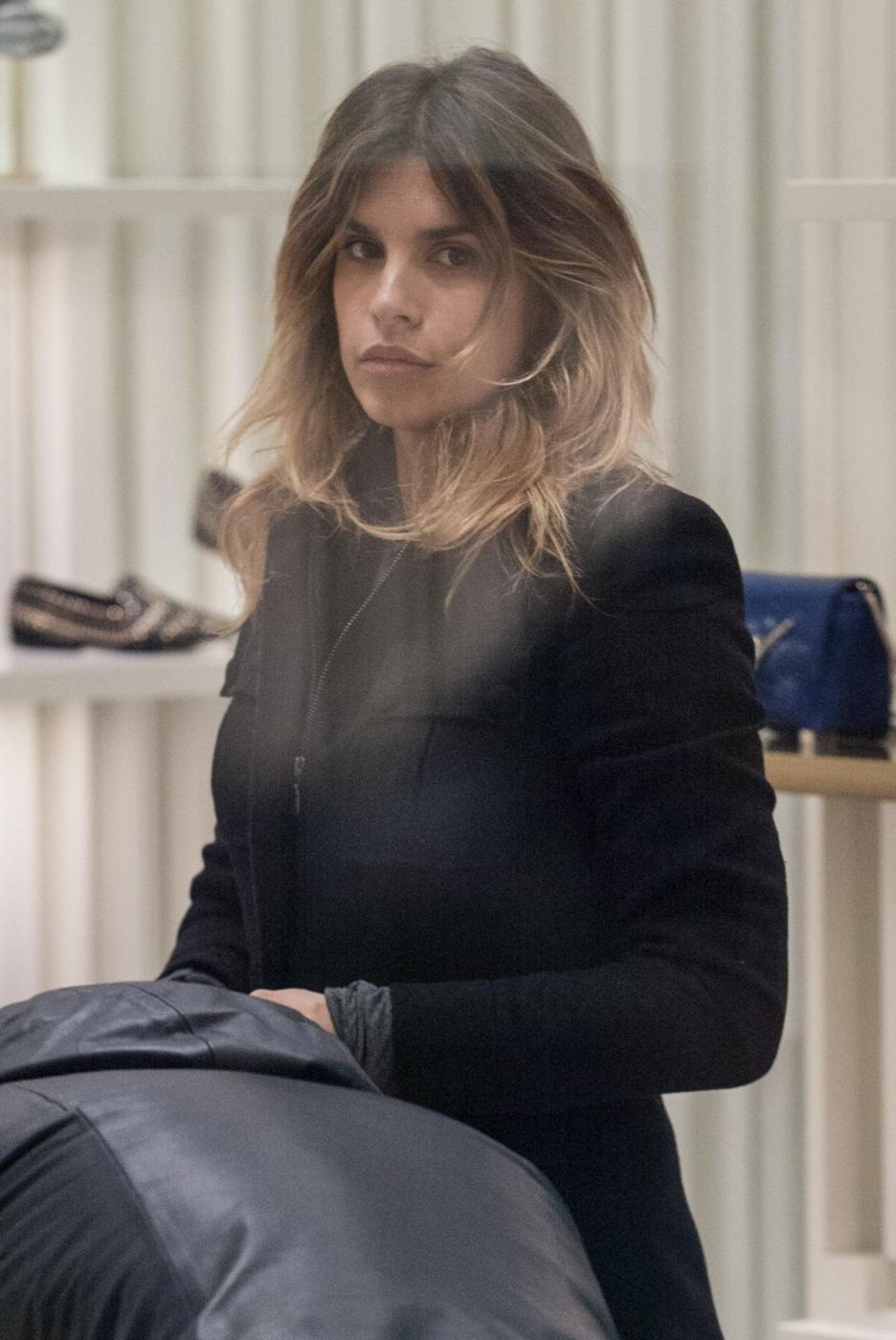 Elisabetta Canalis: sneaker e total black, fashion a Milano17