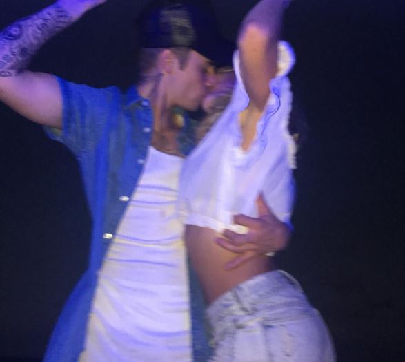 Justin Bieber bacia Hailey Baldwin: FOTO su Instagram