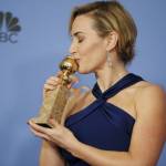 Kate Winslet, vestito blu firmato Dior ai Golden Globe4