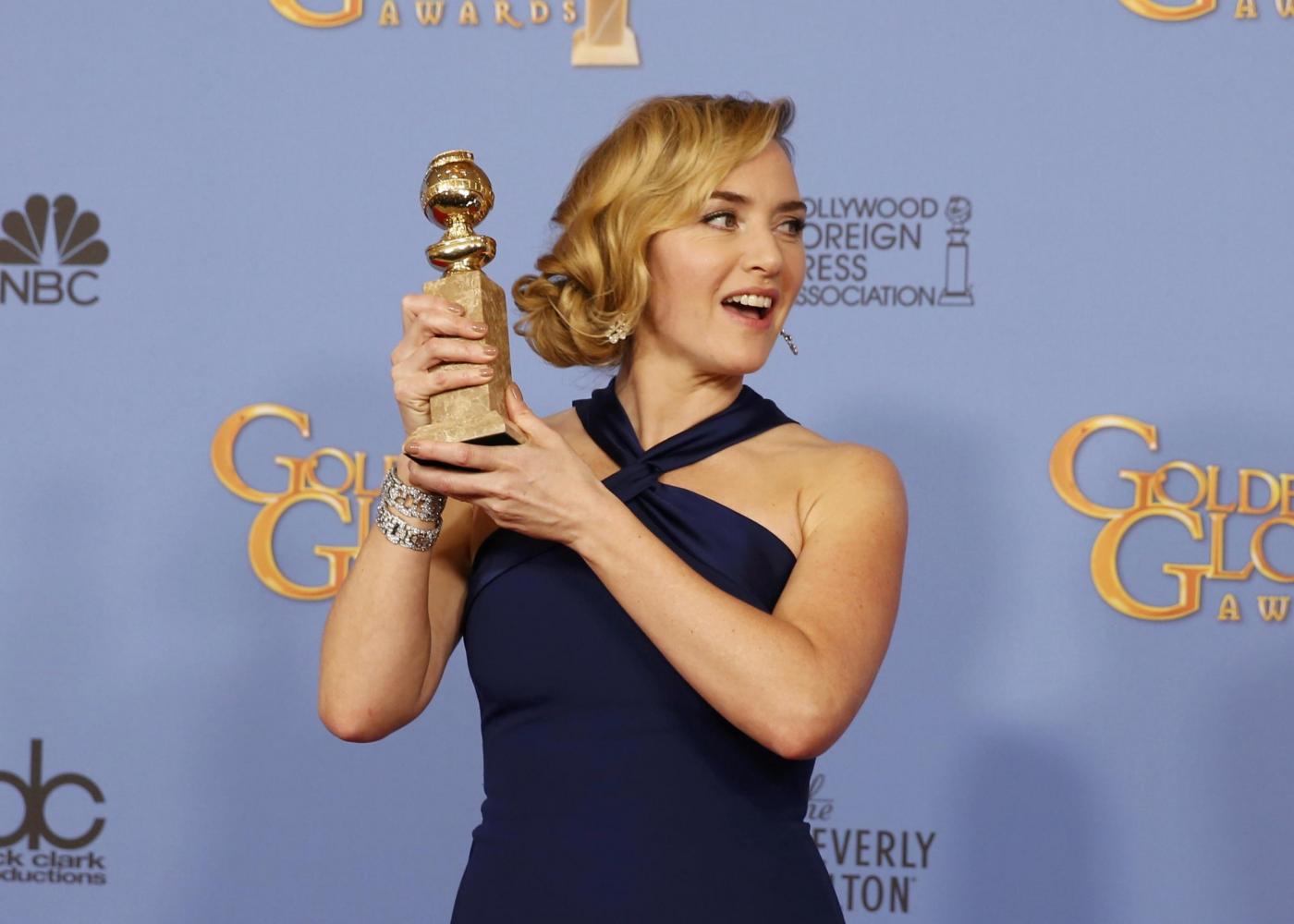 Kate Winslet, vestito blu firmato Dior ai Golden Globe7