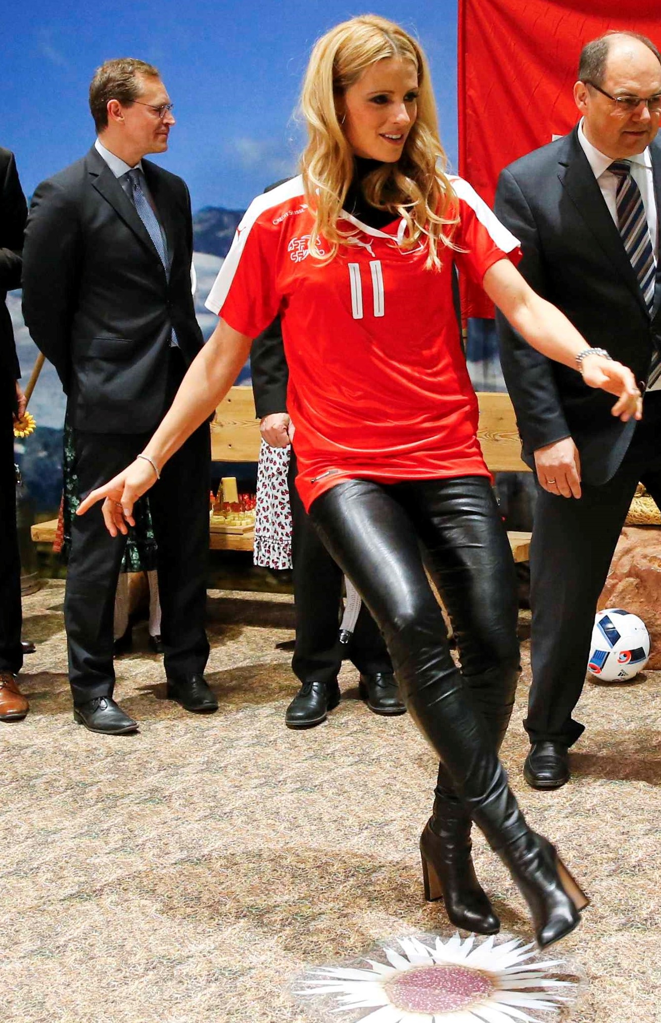 Michelle Hunziker, legging di pelle e tacchi FOTO