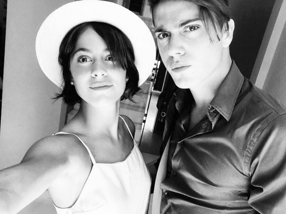 Martina Stoessel (Violetta) e l'amica Sofia al mare FOTO