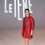 Miriam Leone: minigonna in pelle rossa e gambe in vista FOTO