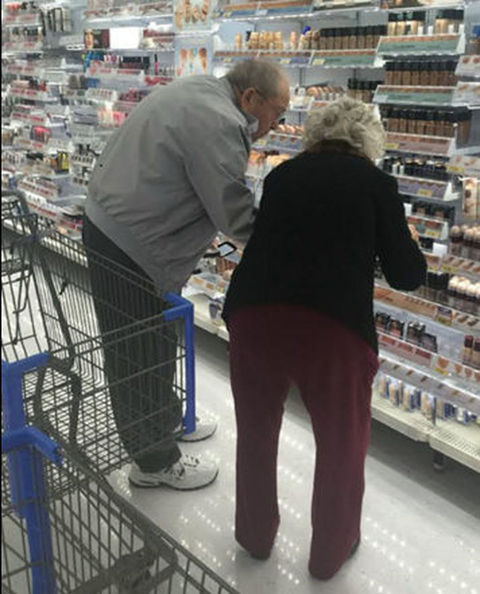 Anziani scelgono insieme il make-up