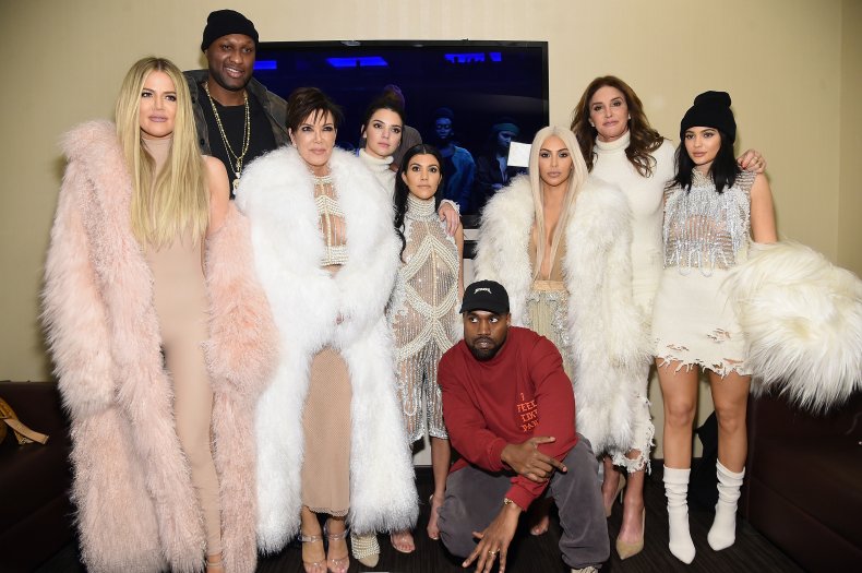 Kylie Jenner con l'abito cortissimo a sfilata Kanye West