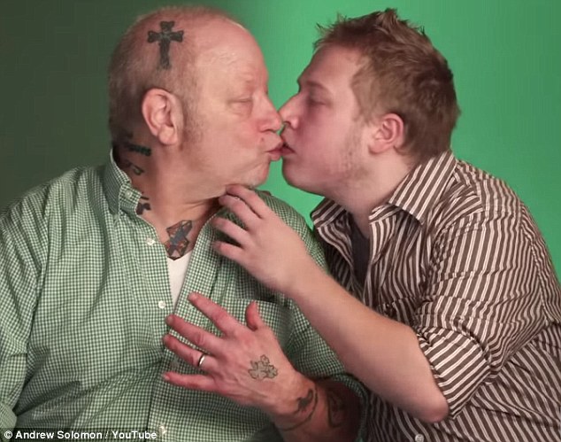 Padre autistico bacia il figlio VIDEO commuove il web88