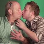 Padre autistico bacia il figlio VIDEO commuove il web7