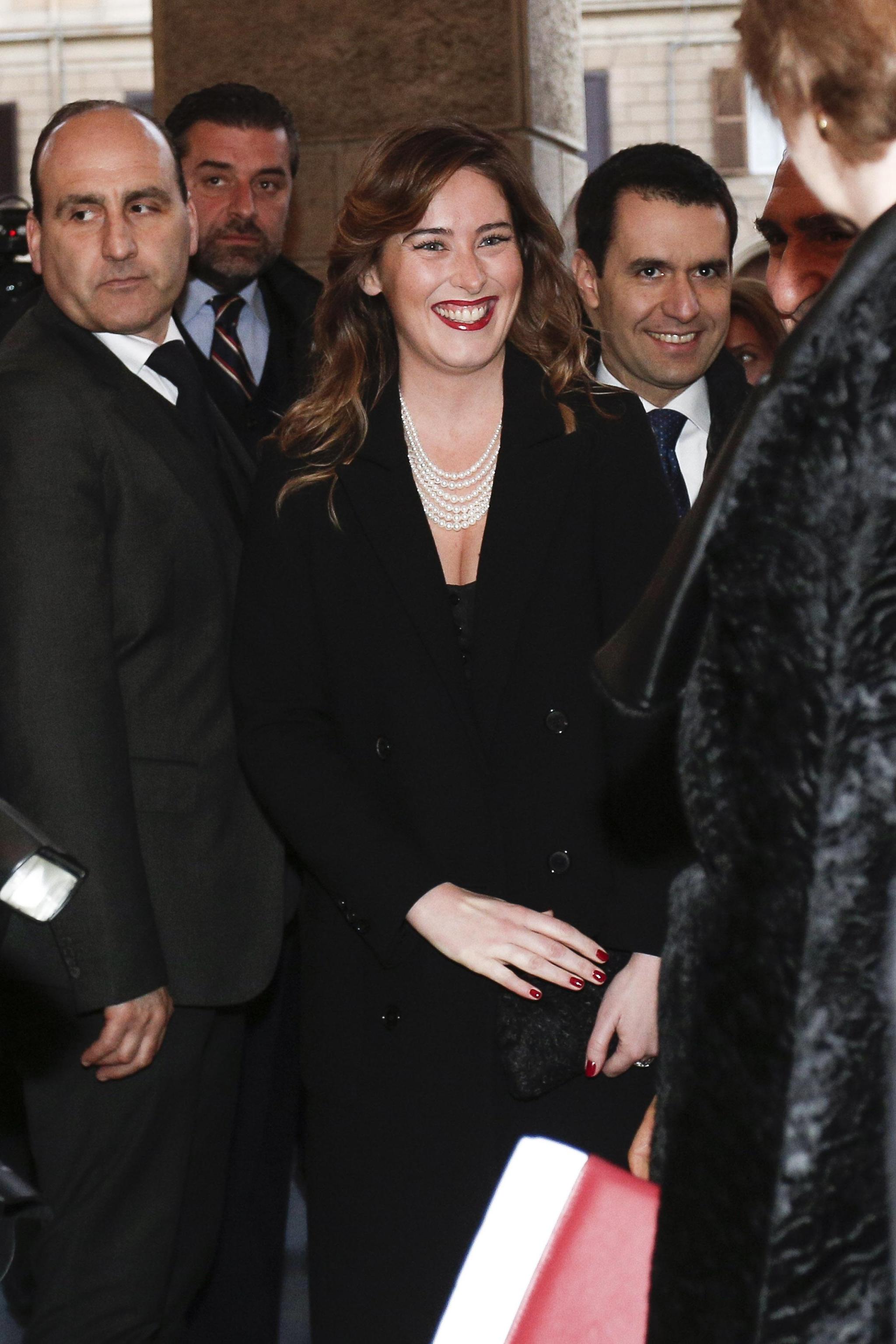 Maria Elena Boschi, rossetto rosso e look total black FOTO 3