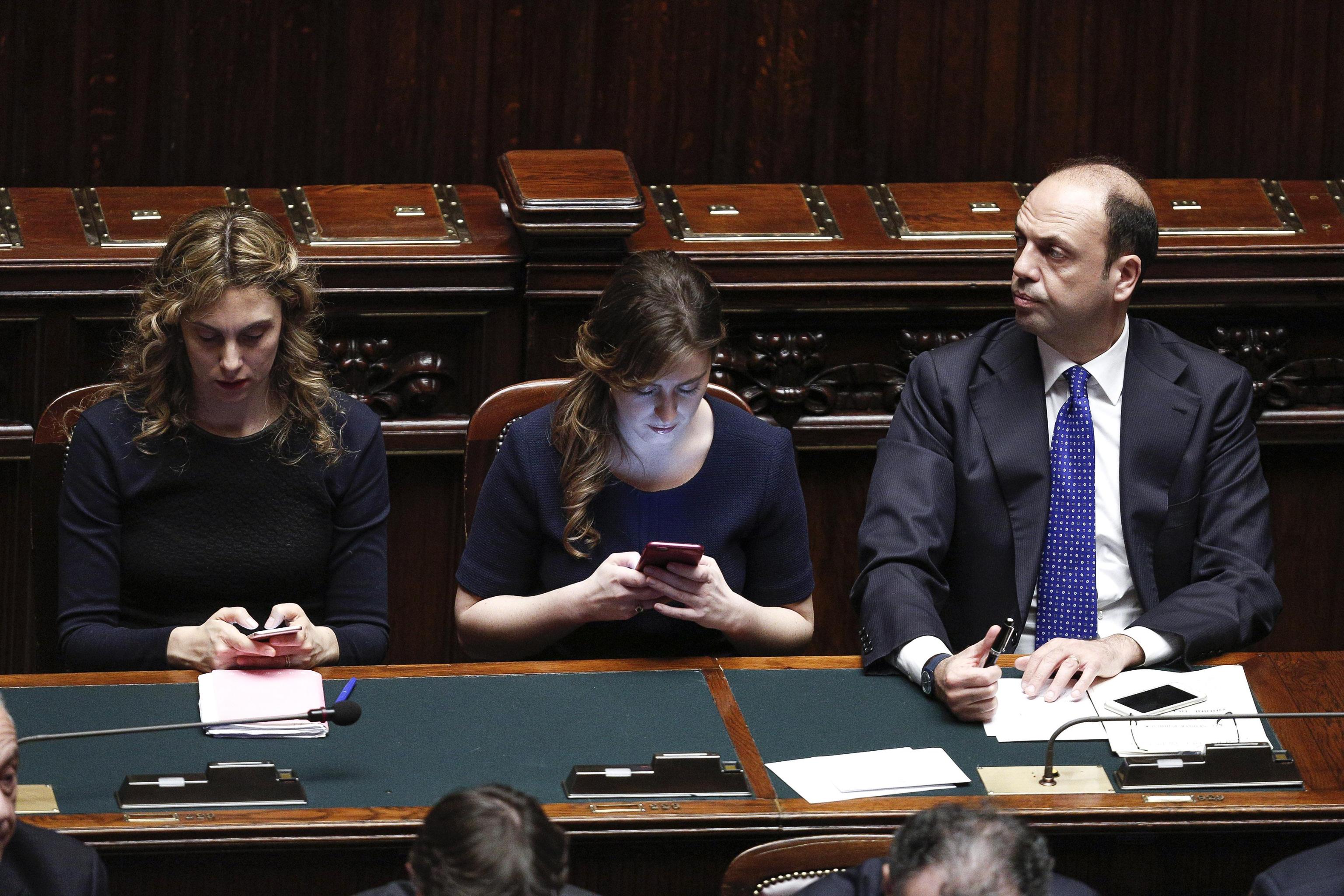 Maria Elena Boschi look: coda e abito blu FOTO 3