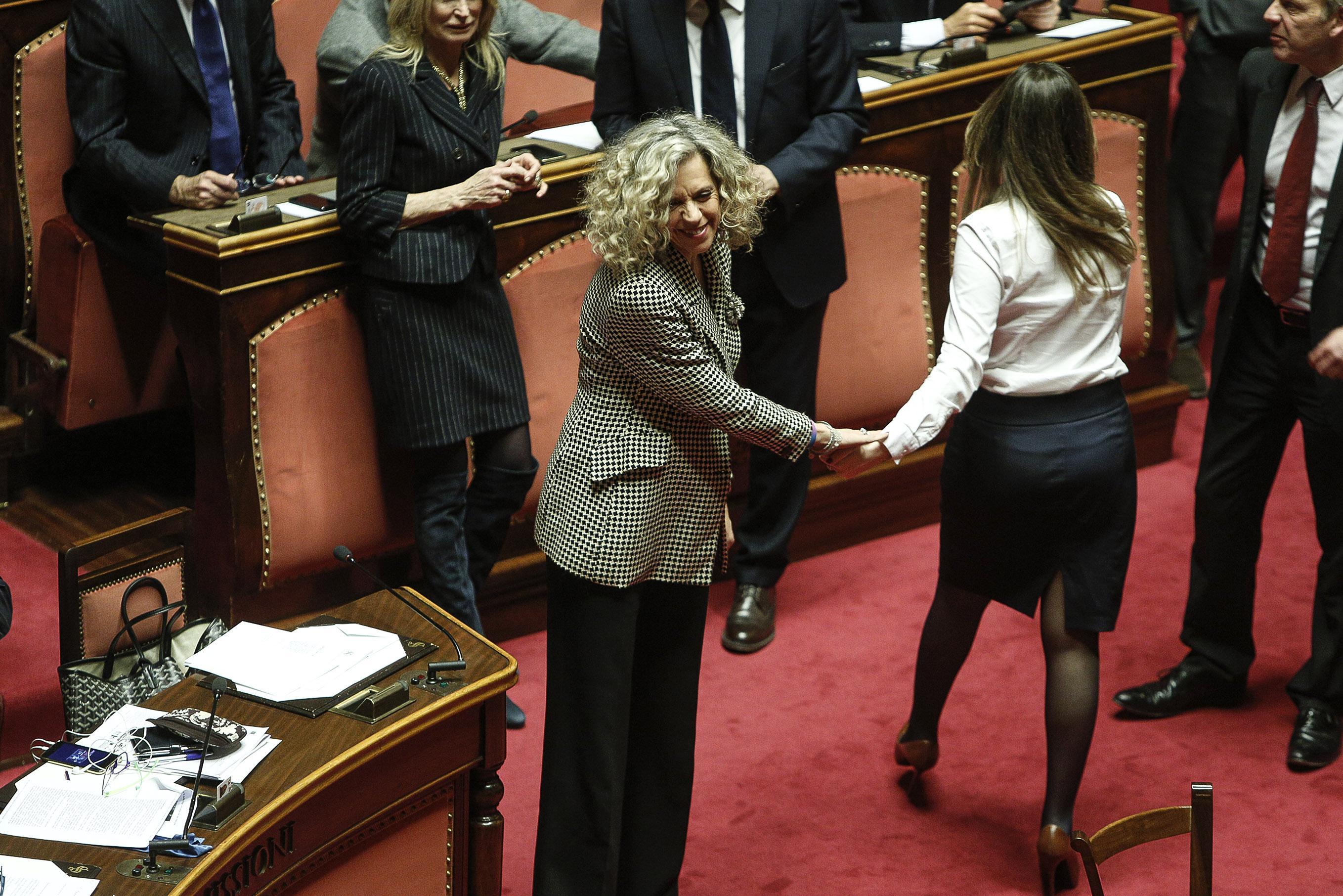 Maria Elena Boschi, longuette, camicia bianca e tacchi FOTO