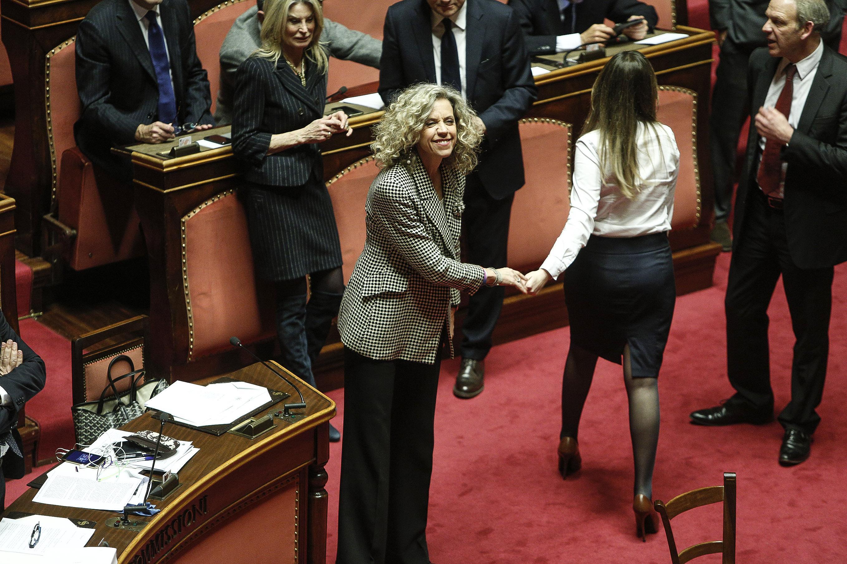 Maria Elena Boschi, longuette, camicia bianca e tacchi FOTO