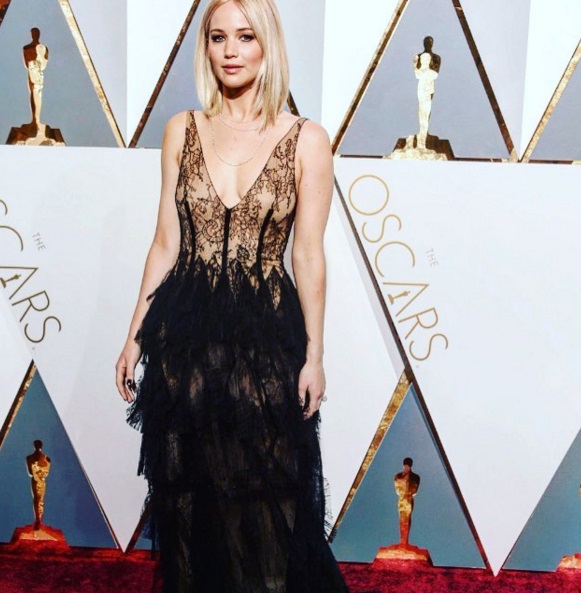 Jennifer Lawrence: pizzo e trasparenze, Dior da impazzire FOTO