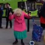 Anziana balla Twist & Shout con artisti di strada2