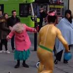 Anziana balla Twist & Shout con artisti di strada5