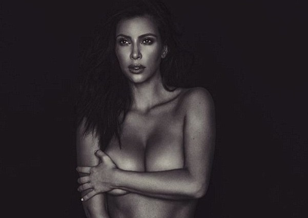Kim Kardashian nuda davanti allo specchio su Instagram (2)