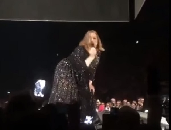 Adele alle prese col twerking... dal vivo VIDEO