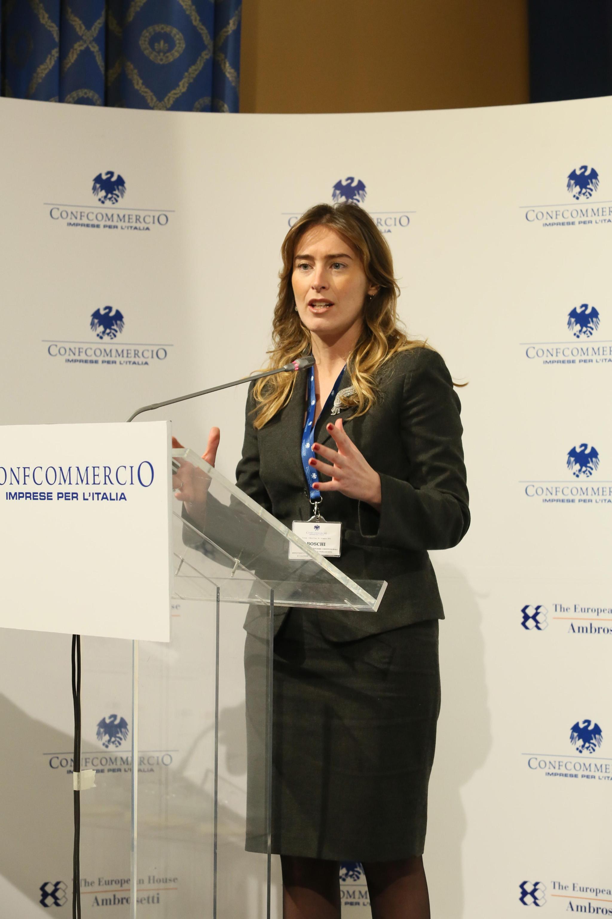Maria Elena Boschi: completo grigio al Forum Confcommercio FOTO