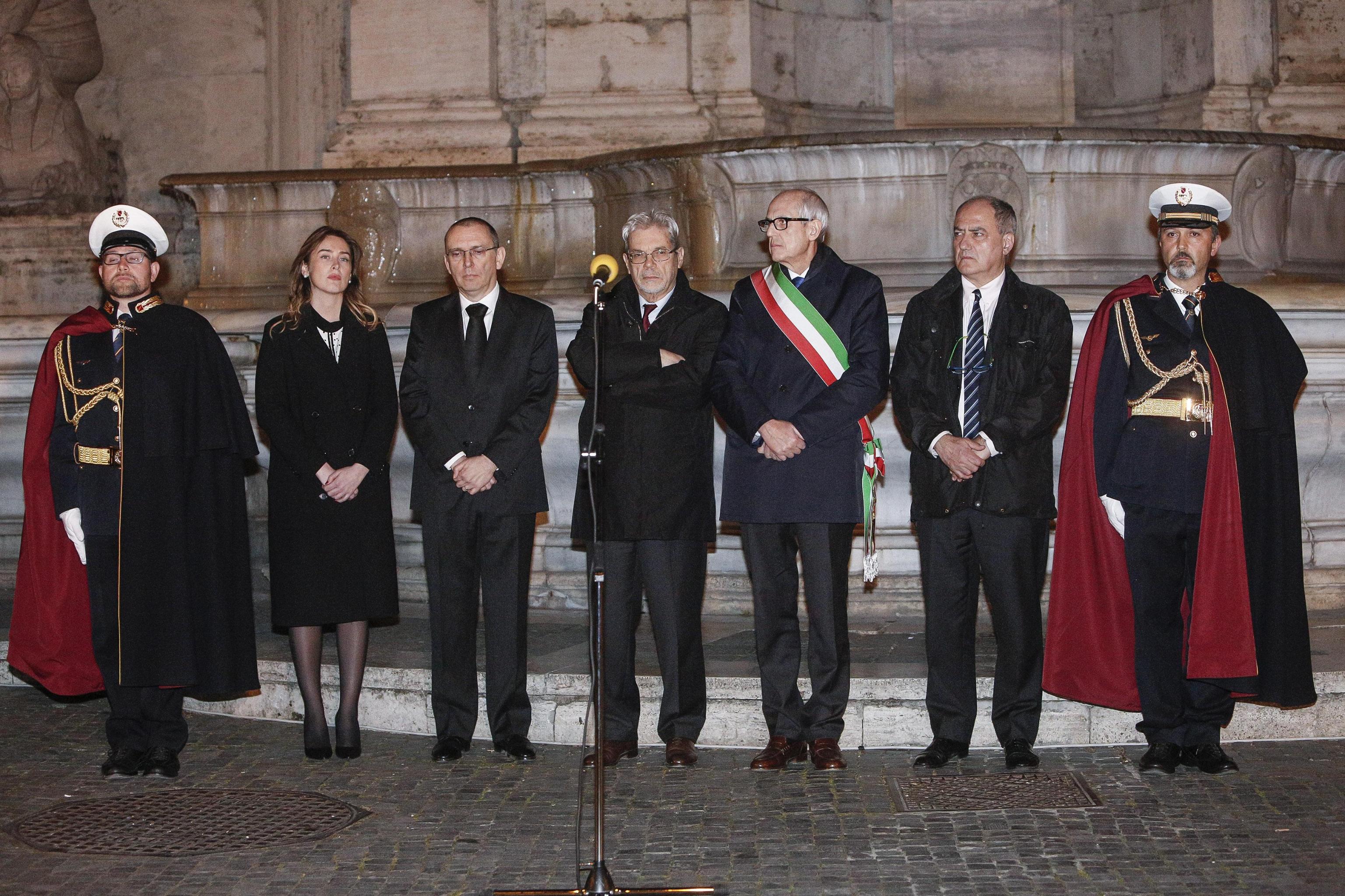 Maria Elena Boschi: cappottino nero e tacchi FOTO