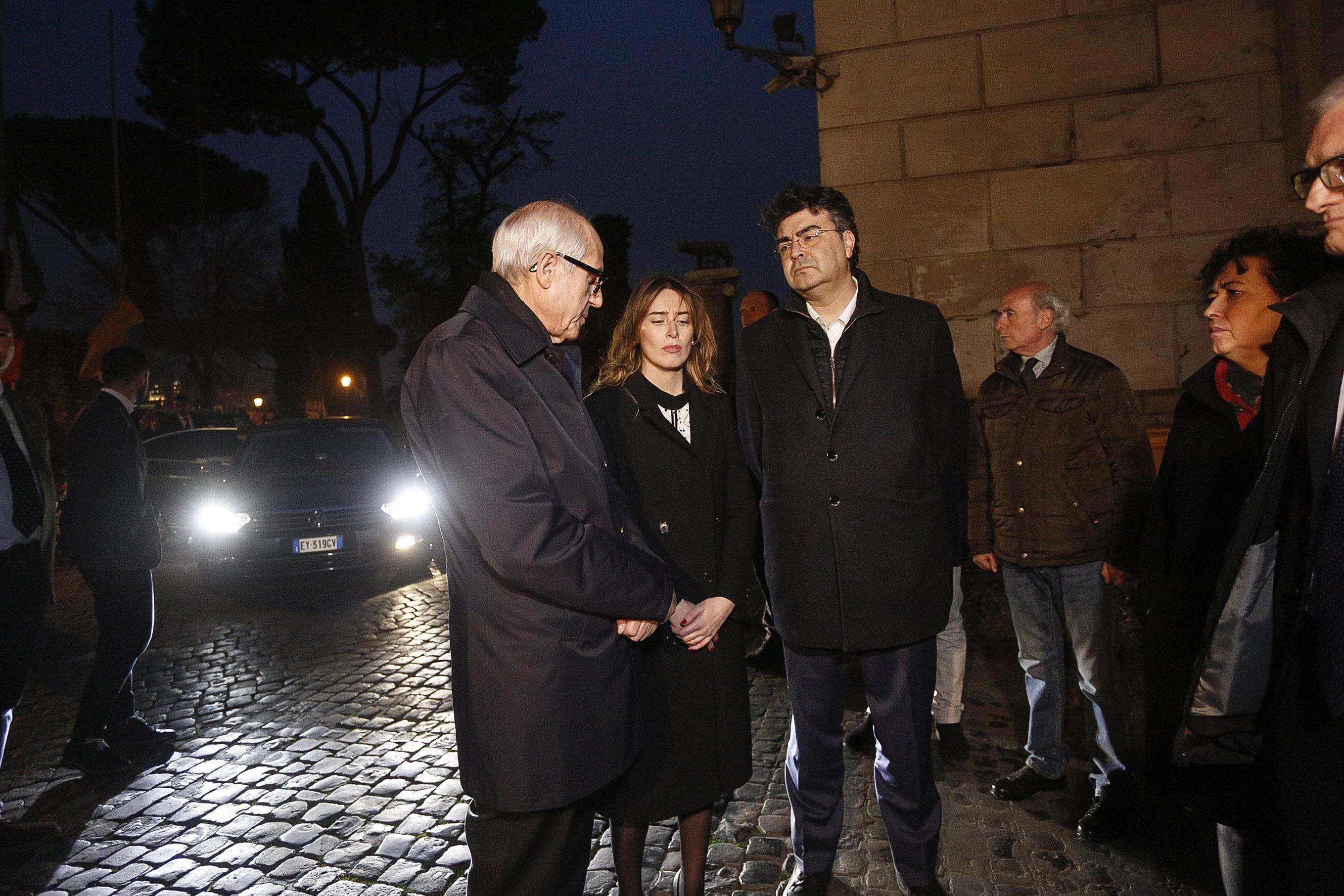 Maria Elena Boschi: cappottino nero e tacchi FOTO