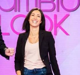 Caterina Balivo: jeans e tacchi celesti a Detto Fatto FOTO