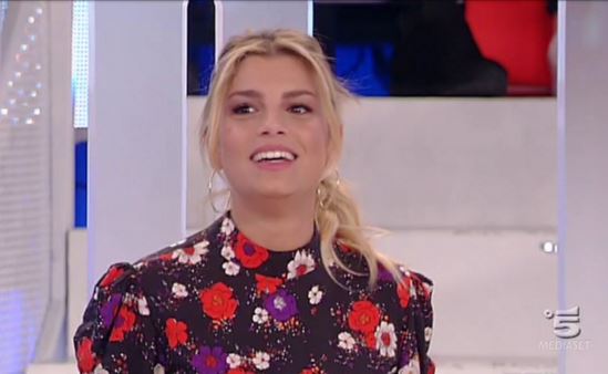 Emma Marrone "petalosa": abito a fiori e sandali FOTO