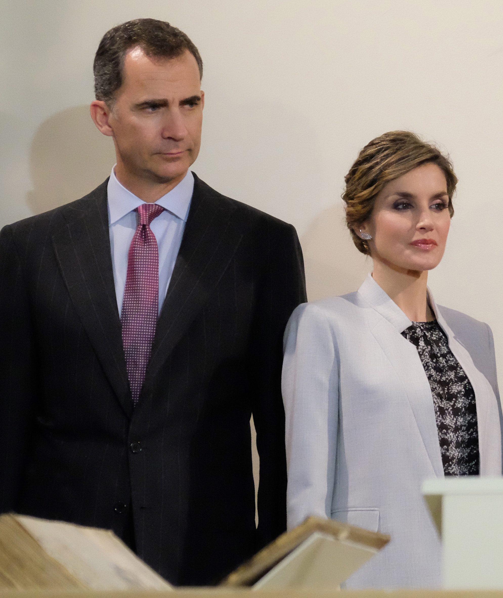 Letizia Ortiz: completo bianco e camicia FOTO