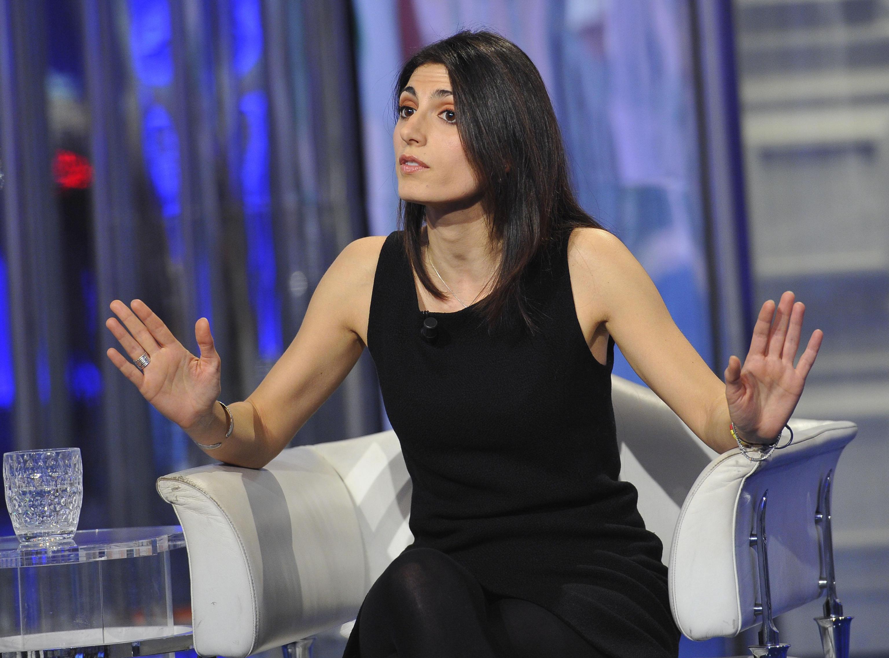 Maria Elena Boschi-Virginia Raggi: look a confronto FOTO