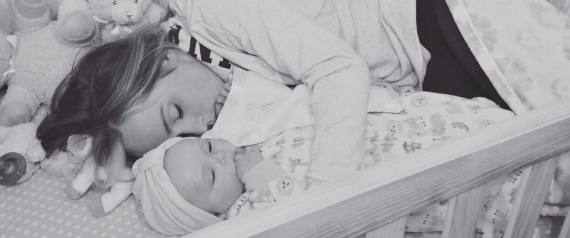 Trova moglie che dorme con figlia nella culla3