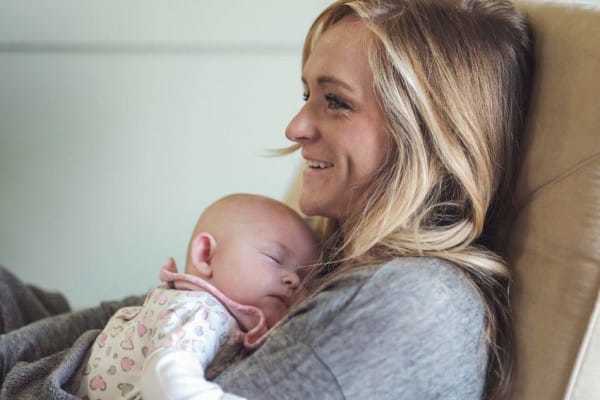 Trova moglie che dorme con figlia nella culla5