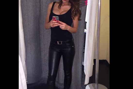 Anna Tatangelo, pantaloni in pelle: total black da urlo FOTO