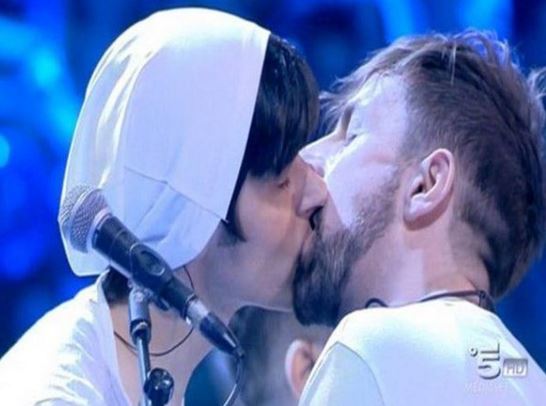 Bacio gay ad Amici, la verità: tra Daniele e Alessandro...