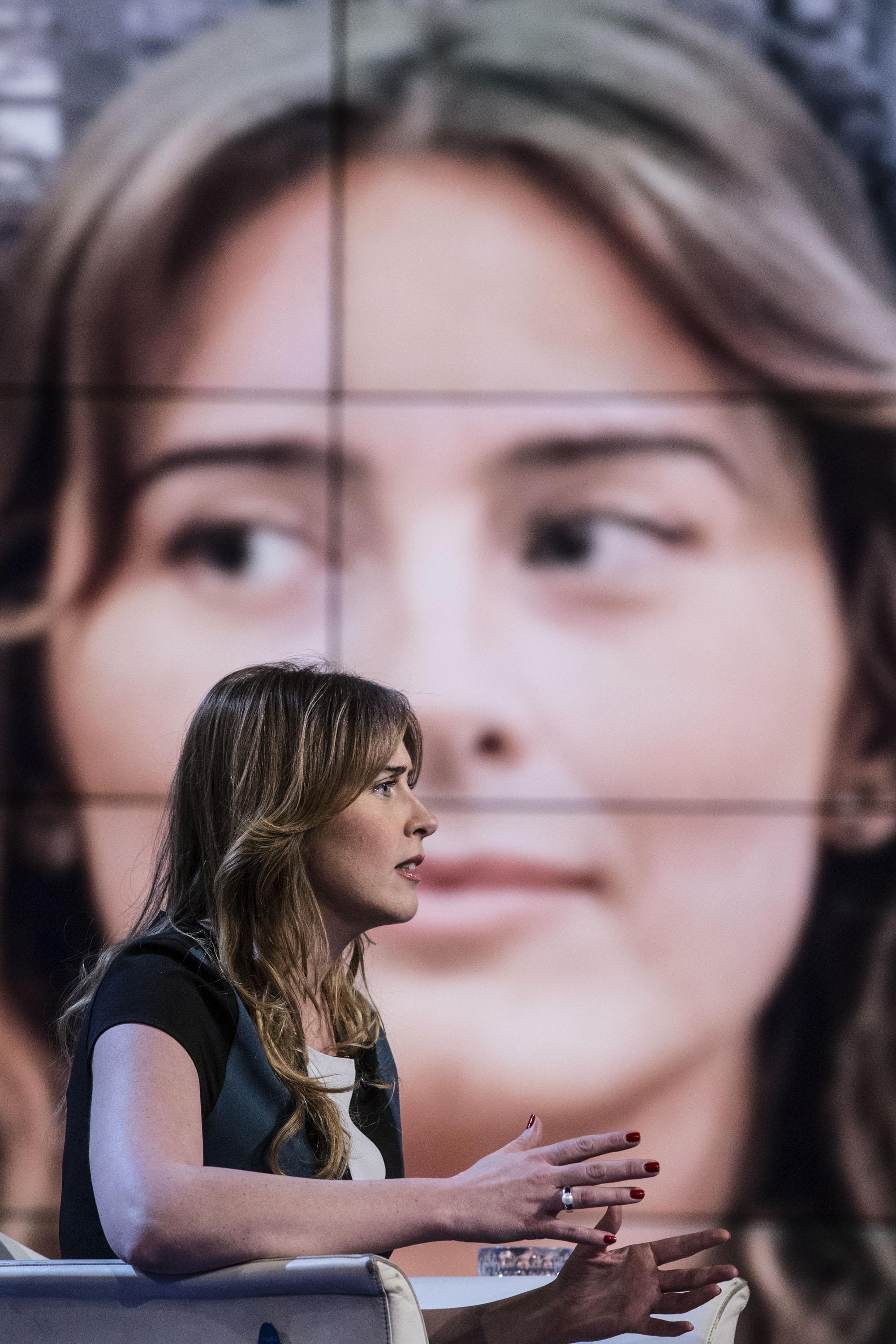 Maria Elena Boschi elegante a Porta a Porta FOTO