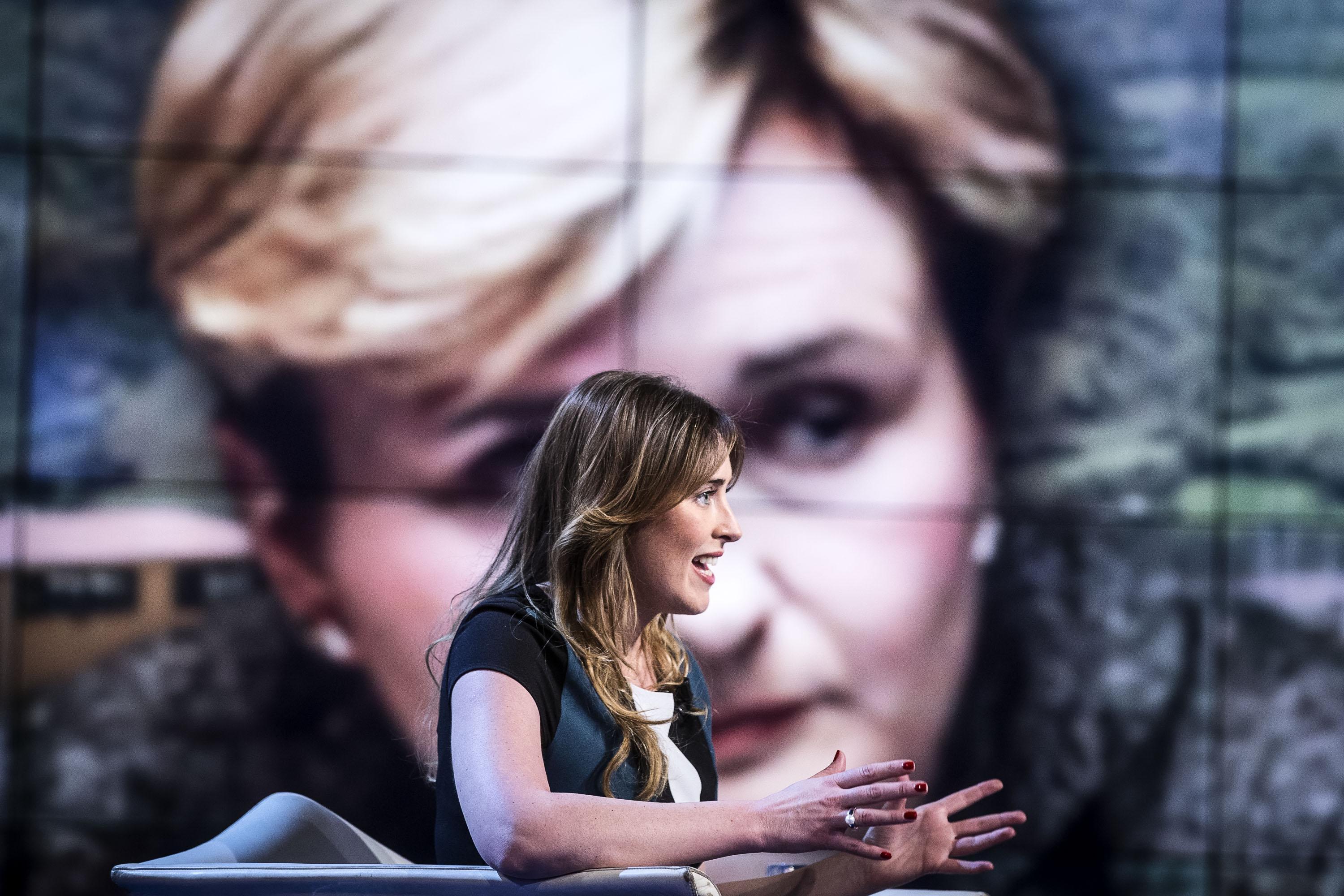 Maria Elena Boschi elegante a Porta a Porta FOTO