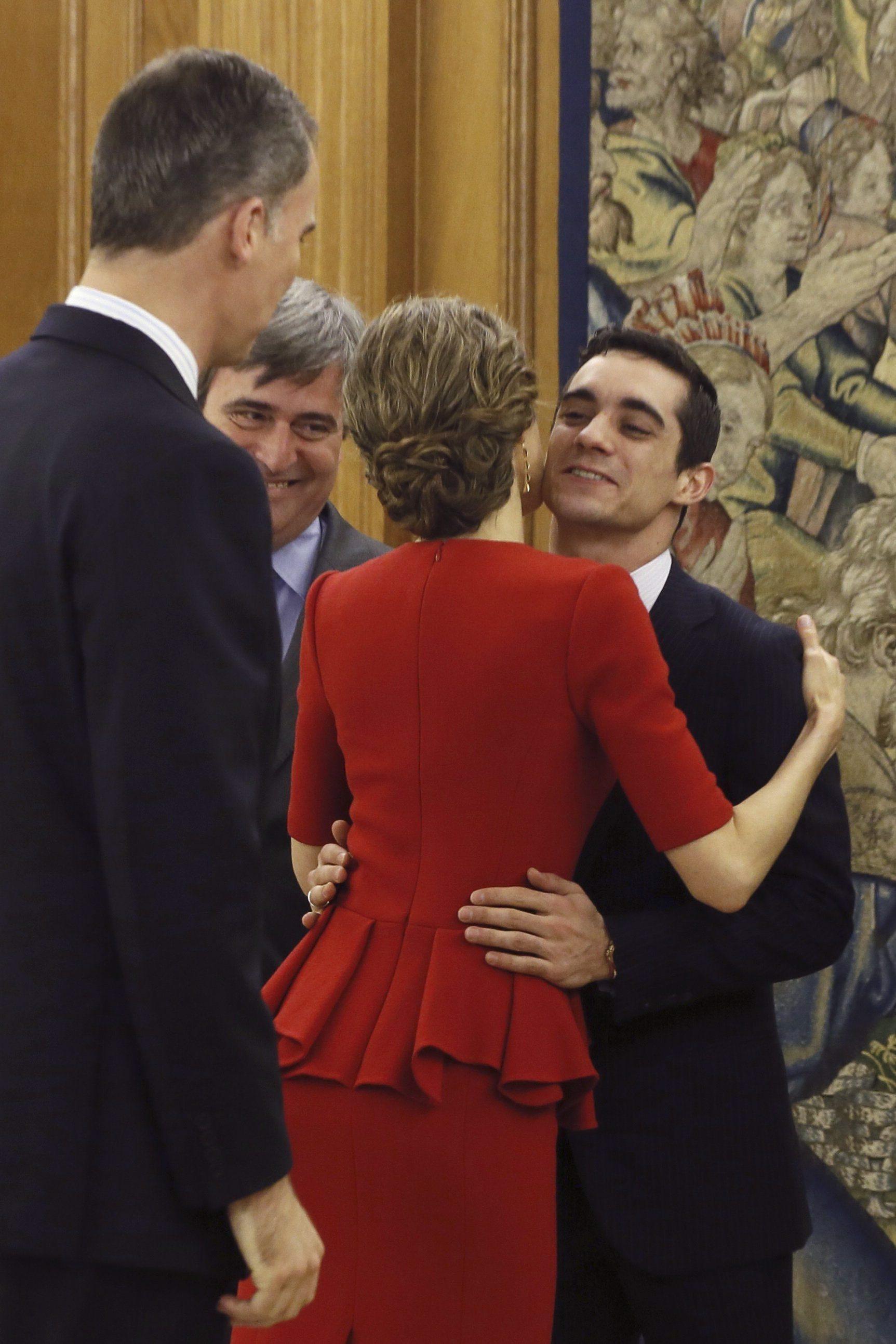 Letizia Ortiz look: tubino rosso e chignon FOTO