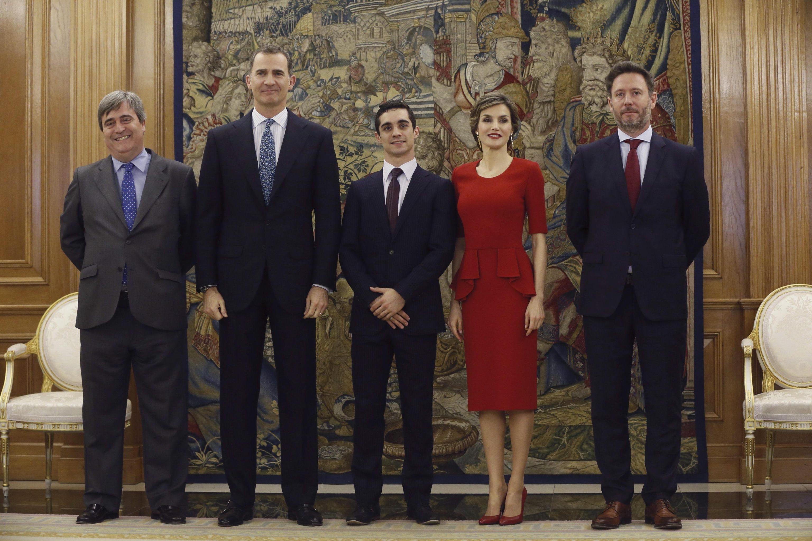 Letizia Ortiz look: tubino rosso e chignon FOTO