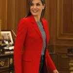 Letizia Ortiz news, look: giacca rossa e pantaloni larghi FOTO
