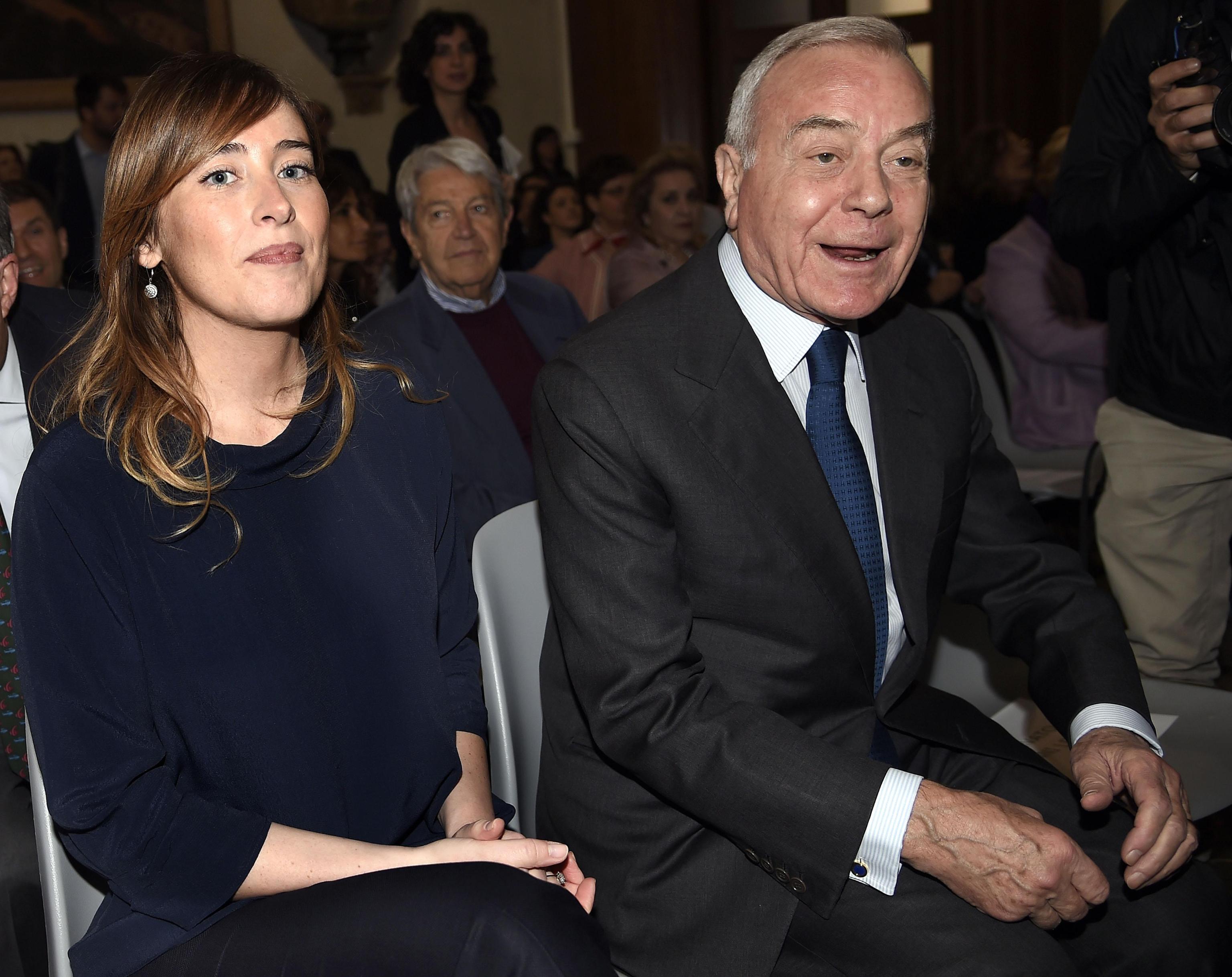 Maria Elena Boschi, look bocciato: blu e nero abbinati FOTO
